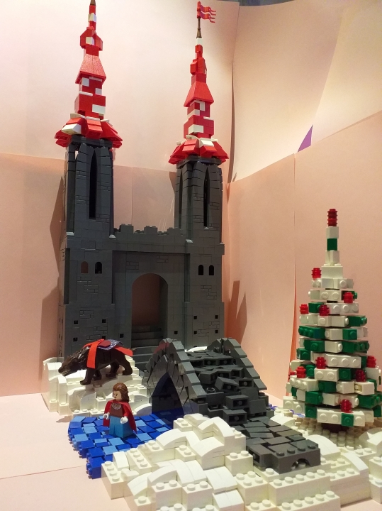 LEGO MOC - New Year's Brick 2020 - Красавица и Чудовище. Чудесное Рождество: Здесь Белль катается на коньках по замерзшемему озеру у замка