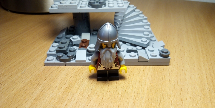 LEGO MOC - Младшая лига. Конкурс 'Средневековье'. - Руины мёртвых цивилизаций: Фигурка гнома выполнена в стандартной кастомизации. 