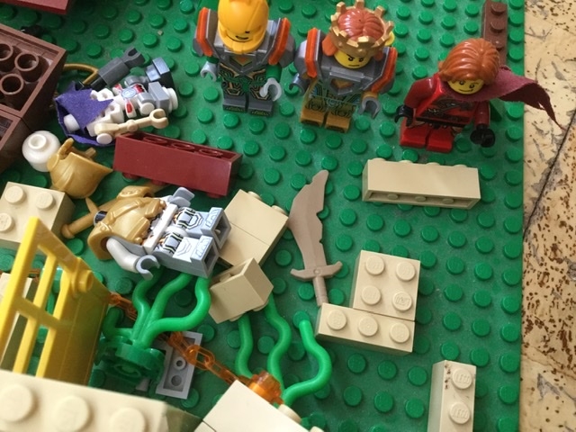LEGO MOC - Младшая лига. Конкурс 'Средневековье'. - Рассказ битва у знахаря : (Кваркин)Вот тут бывший  дом знахаря 