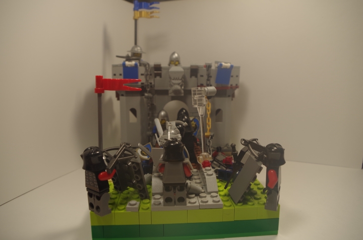 LEGO MOC - Младшая лига. Конкурс 'Средневековье'. - На нас напали!!!: Вид на замок спереди.