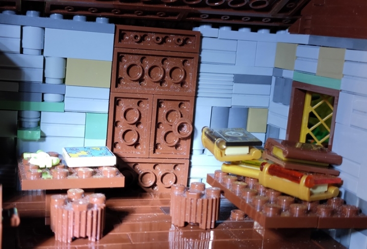 LEGO MOC - Младшая лига. Конкурс 'Средневековье'. - Зелье во спасение: Два запыленных грубо сколоченных стола и табуретки, сделанные из пней, - вот и вся мебель. Спал волшебник на сундуке.