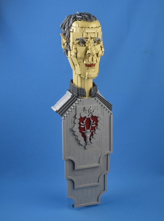 LEGO MOC - Младшая лига. Конкурс 'Средневековье'. - Исполняй свой долг : Сам костюм, в отличии от других некоторых фантазий, более менее близок к историческим прототипам - к тюркскому варианту легкого доспеха, а точнее двух разновидностям - кольчуга с фрагментами железа и кафтану с вшитыми в область груди и живота стальных пластин, тут имеется их совмещение, хотя зачем поддевать кафтан под кольчугу, она и так не мало весит, да и пробить такое братство колец не так просто и лишь первые сомнения в данном образце защиты появились лишь во время первого крестового похода при обнаружении у арабов заострённых стрел, а пробитие и произошло, то какая там одёжка, даже толстая, уже спасёт, только сковывает движения. Естественно, про существование шлемов товарищ никогда не слышал, ну ходят вокруг него соратники в каких то ведрах, дурью мается народ. Если же зритель может не узнать персонажа в нем, то что мешало рога оленьи прилепить к каске, не понятно. <br />
