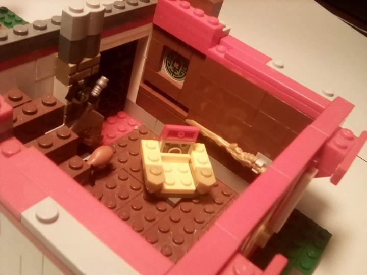 LEGO MOC - Младшая лига. Конкурс 'Средневековье'. - Средневековый дом.: Меч, кресло(собранное второпях перед съёмкой) и фамильный иероглиф на стене в рамке.