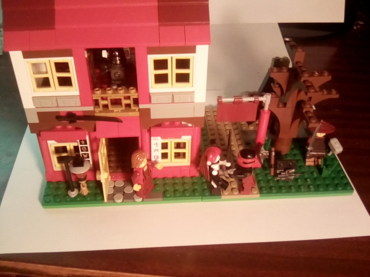 LEGO MOC - Младшая лига. Конкурс 'Средневековье'. - Средневековый дом.: Половинки могут складываться в одну улицу. На фотографии этого не передать, но смотрится это лучше.