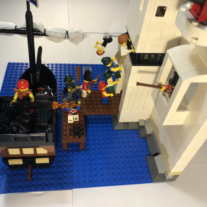 LEGO MOC - Младшая лига. Конкурс 'Средневековье'. - Освобождение главаря: Штурмующие пытаются выломать решетку. Их действия поддерживает с бака баркаса пират с пушкой.
