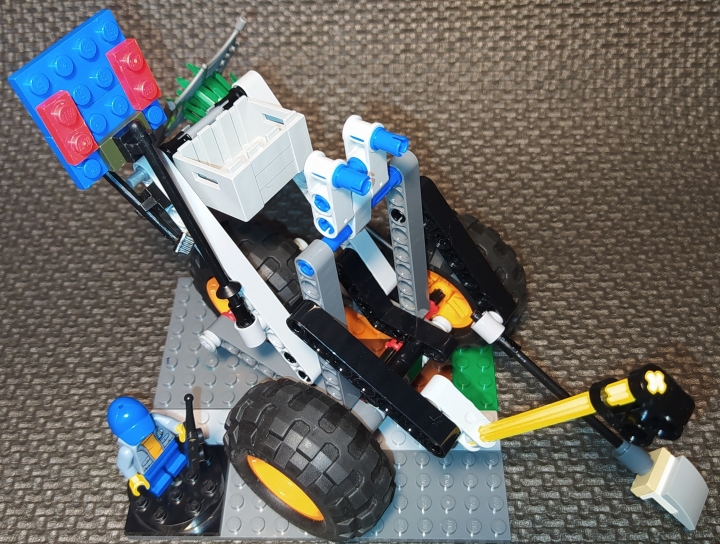 LEGO MOC - LEGO-конкурс 16x16: 'Все работы хороши' - Управляющий роботом-дворником: Управляющий роботом-дворником может находиться как на улице, так и в помещении на расстоянии до 500 метров от робота. Управляется он пультом дистанционного управления. 