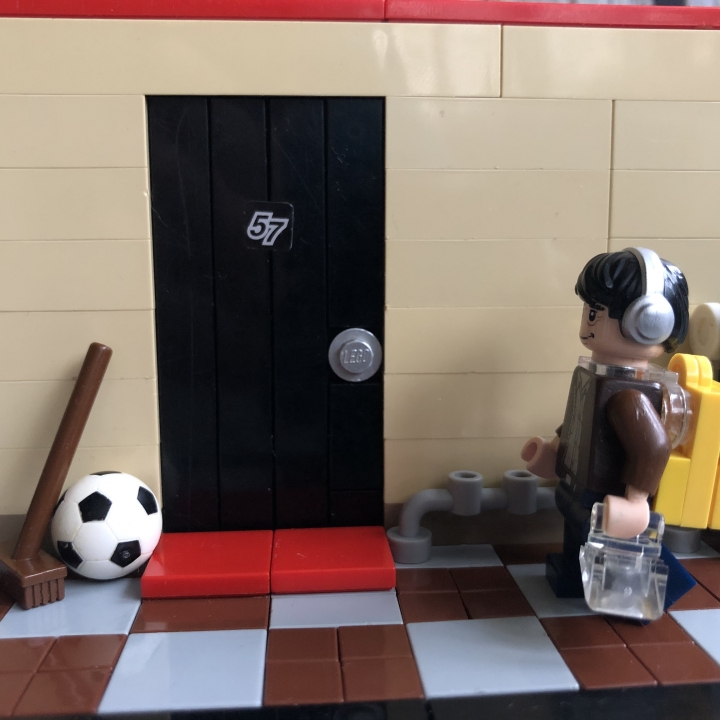 LEGO MOC - LEGO-конкурс 16x16: 'Все работы хороши' - «Здравствуйте, я уже у двери»: В пакете явно что-то увесистое