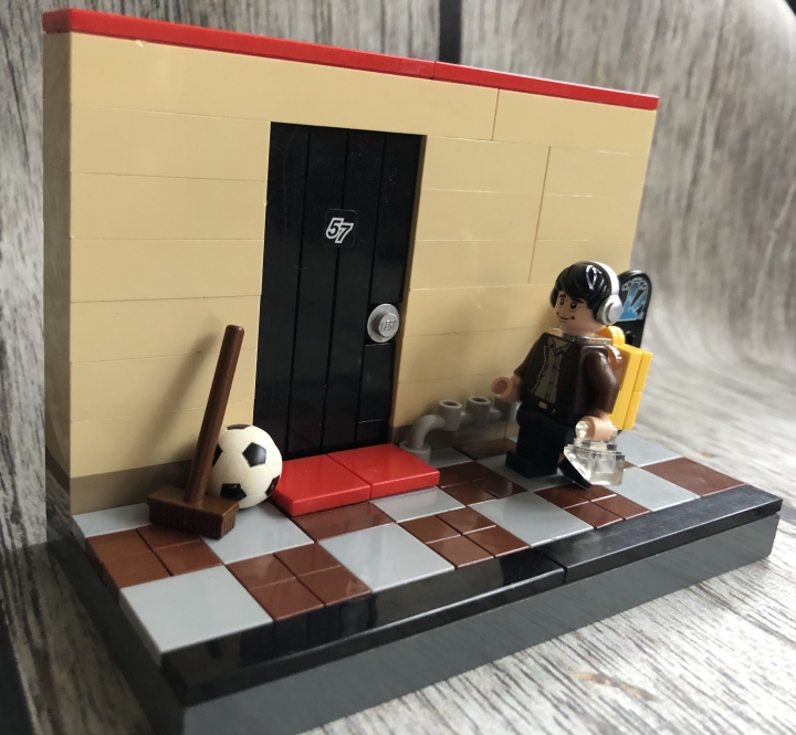 LEGO MOC - LEGO-конкурс 16x16: 'Все работы хороши' - «Здравствуйте, я уже у двери»: Дом явно в благополучном районе, иначе хранить так футбольный мяч со скейтбордом было бы слишком смело