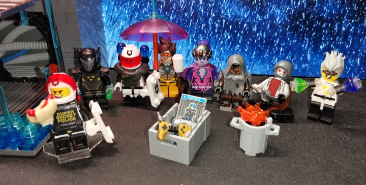 LEGO MOC - LEGO-contest 16x16: 'Cyberpunk' - Rain, COPs and robots