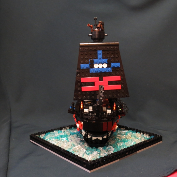 LEGO MOC - LEGO-contest 24x24: 'Pirates' - Черная акула династии МакШарков: На парусе судна представлен фамильный герб древней пиратской династии. На гербе изображена оскалившаяся синяя акула, а под ней красный косой крест. По легенде именно такую акулу убил голыми руками Саймон-Готлиб-Фредерик-Торнен-Клеппен-Иван-Антоний МакШарк в 123 году нашей эры. С тех пор МакШарки стали известны и уважаемы по всем морям.
