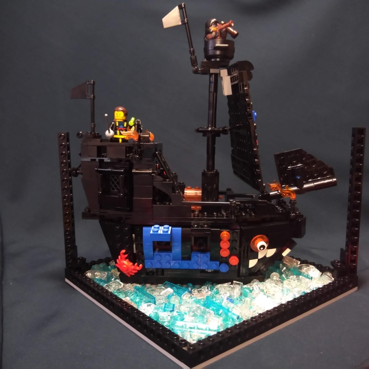 LEGO MOC - LEGO-contest 24x24: 'Pirates' - Черная акула династии МакШарков: Юному пирату настолько понравился рассказ Дядюшки, что он загорелся мечтой покорить самую темную и глубокую бездну во всём океане. Как знать, возможно ему или его далеким предкам удастся погрузиться на морское дно и захватить власть над всеми морскими сокровищами. А мы ещё увидим этот герб и услышим имя МакШарк! Сегодня амбиции юного Бенджамина на столько разрослись, что едва уместились в рамки столь крошечного моря.