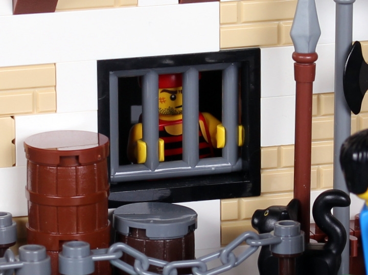 LEGO MOC - LEGO-contest 24x24: 'Pirates' - Форт 'Южный': Его товарищ со злости пытается выломать решётку голыми руками.