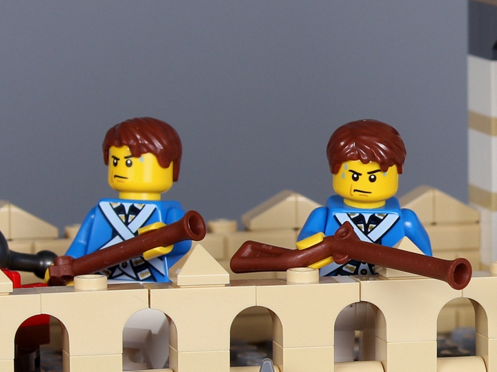 LEGO MOC - LEGO-contest 24x24: 'Pirates' - Форт 'Южный': Братья-близнецы бдят на втором этаже. На балконе жарко... Парни аж взмокли. Один из них умеет обращаться с пушкой, если пиратский бриг рискнёт подойти близко чтобы спасти пленников. 