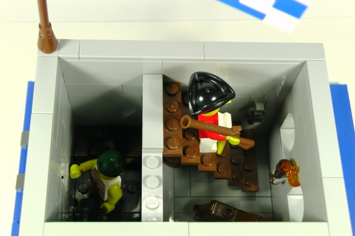 LEGO MOC - LEGO-contest 24x24: 'Pirates' - Бомба для губернатора или Драма на КПП: Вид сверху на интерьер КПП.