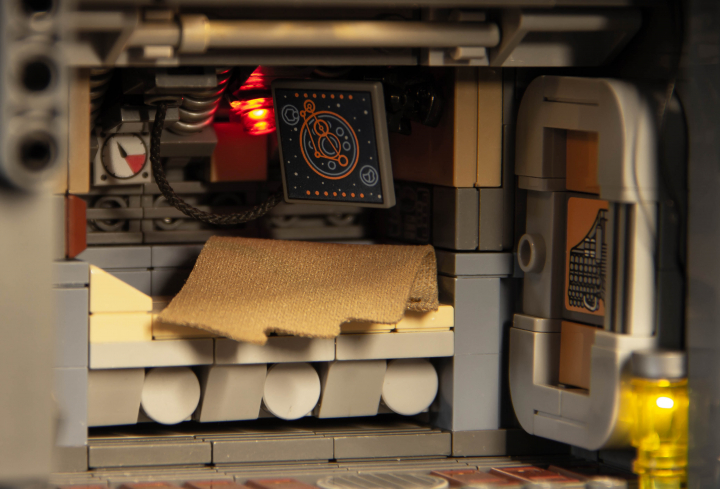 LEGO MOC - LEGO-конкурс 'Путь к звездам' - Звездный Бродяга: При желании, я могу управлять кораблем хоть из кровати - все данные выводятся на экран, но мне все же куда больше нравится ощущать в руках рычаги управления.