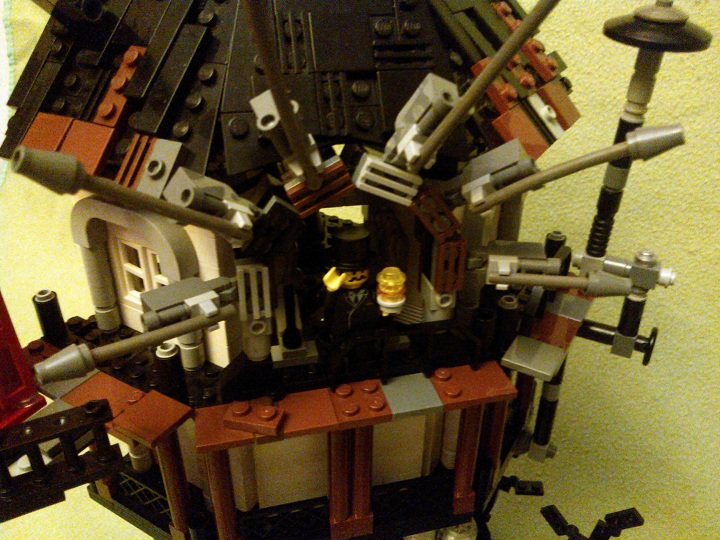 LEGO MOC - Because we can! - Transmission d'énergie sans fil: Сам Никола Тесла под аркой с антеннами приемниками.