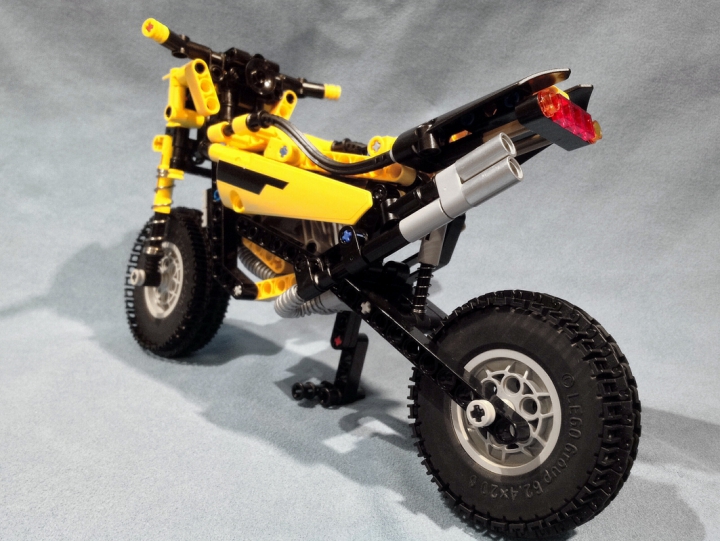 LEGO MOC - Mini-contest 'Lego Technic Motorcycles' - Exceeder: (При максимальном сжатии амортизатора колесо едва не касается фары)