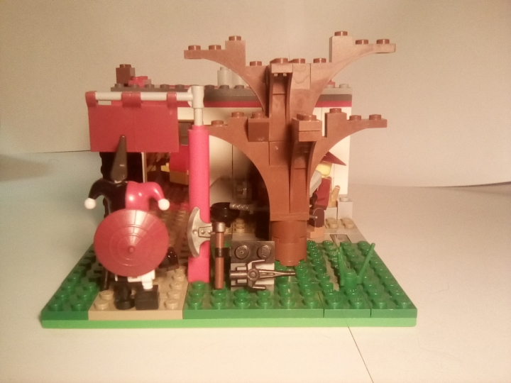 LEGO MOC - Младшая лига. Конкурс 'Средневековье'. - Средневековый дом.: Вход сзади и вывеска.
