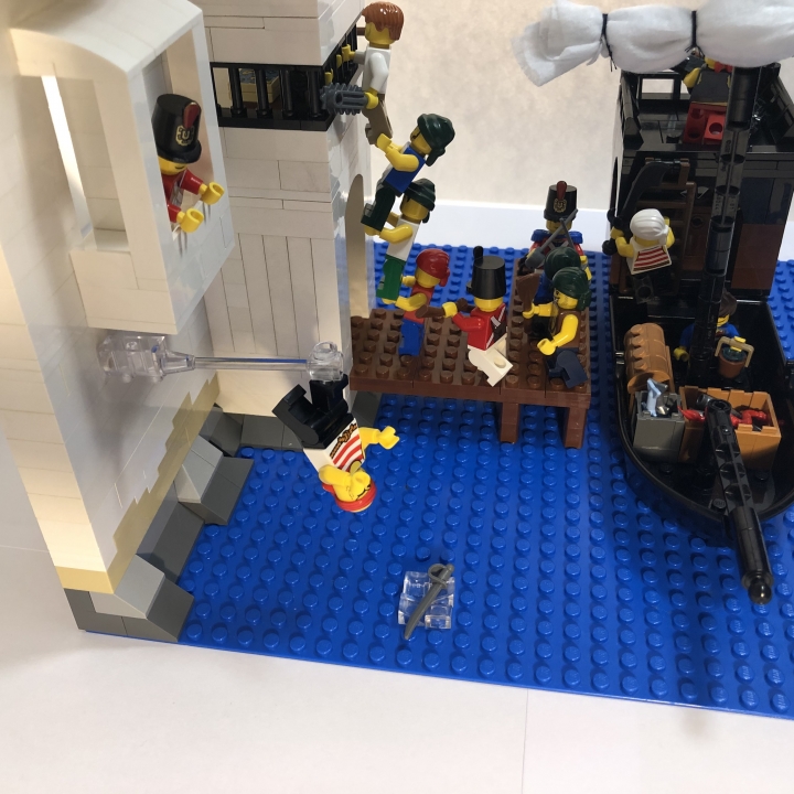 LEGO MOC - Младшая лига. Конкурс 'Средневековье'. - Освобождение главаря: Пираты-акробаты пытаются выломать решетку.