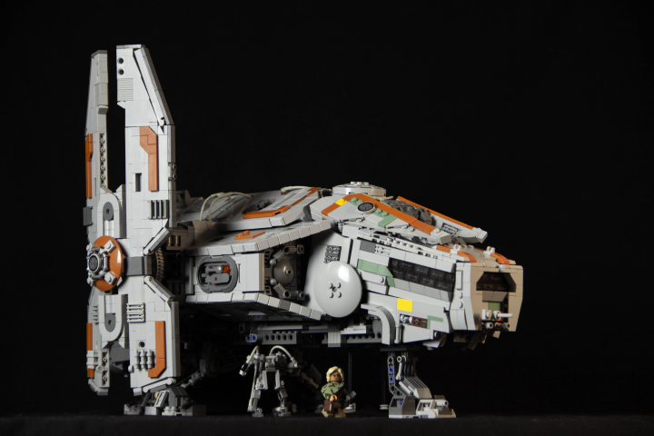 LEGO MOC - LEGO-конкурс 'Путь к звездам' - Звездный Бродяга: О да, этот корабль много повидал на своем веку. До меня, он принадлежал моему отцу, а он рассказывал, что откопал этот кусок рухляди на свалке Сейн-О'орта. Сам восстановил и избороздил на нем половину Галактики.