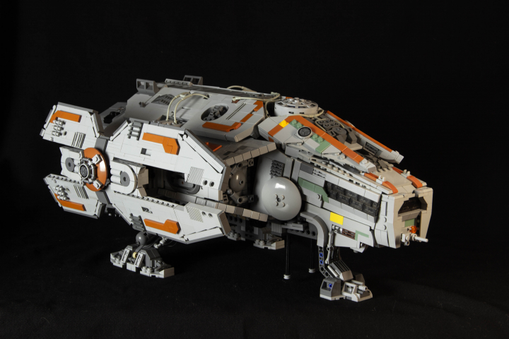 LEGO MOC - LEGO-конкурс 'Путь к звездам' - Звездный Бродяга: Так за кораблем и закрепилось название 'Звездный Бродяга'. Сейчас производят куда более быстрые корабли, оборудованные  всеми удобствами, но этот мне роднее. Когда отец погиб во время мятежа шахтеров в Колперском поясе астероидов, я принял его наследство в виде этот корабля, и нет мне места роднее во всей Вселенной.