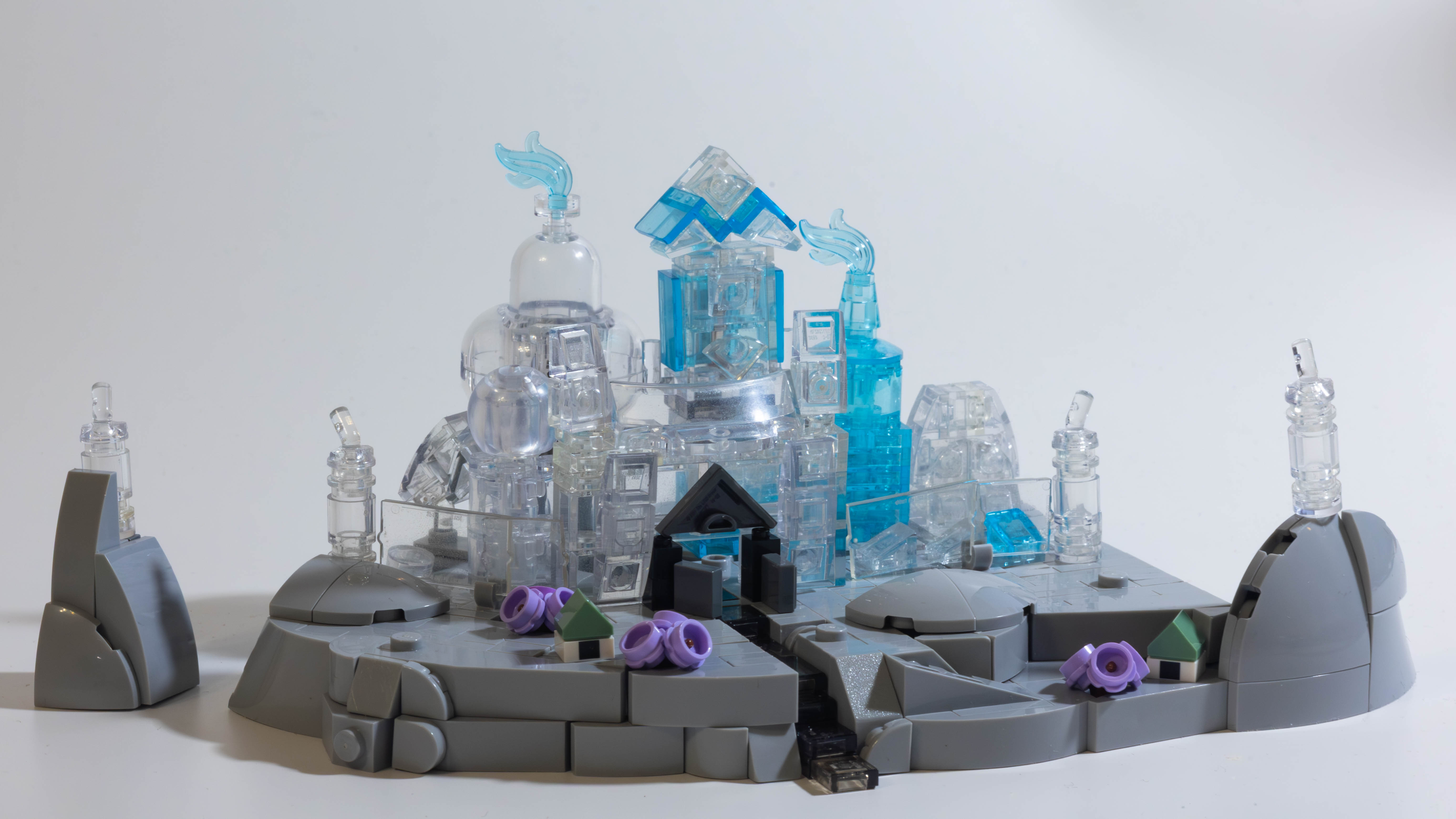 LEGO MOC - Замок из стекла: Самоделка построена в июле 2026 года на ежегодный средневековый конкурс Summer Joust. Категория - Doors and Gates. Здесь фокус на двери достигается за счёт контраста с хрупкими стенами. Построена работа в последний момент за несколько часов до конца приёма работа.