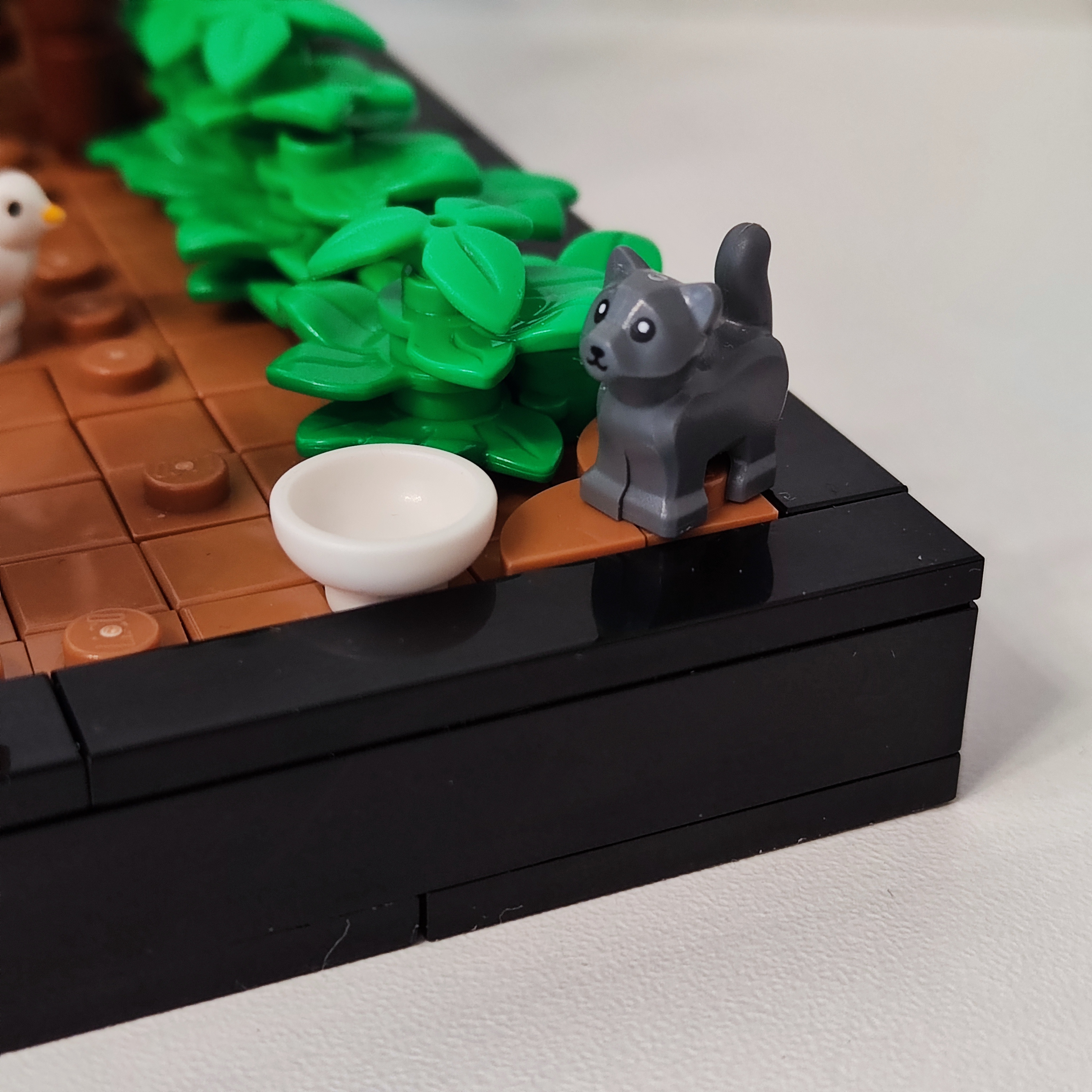 LEGO MOC - Детская Площадка: В нашем дворе, как водится в небольших провинциальных городках, обитало множество бездомных котов. Многие жители дома по возможности старались их подкармливать, и наша семья тому не исключение.