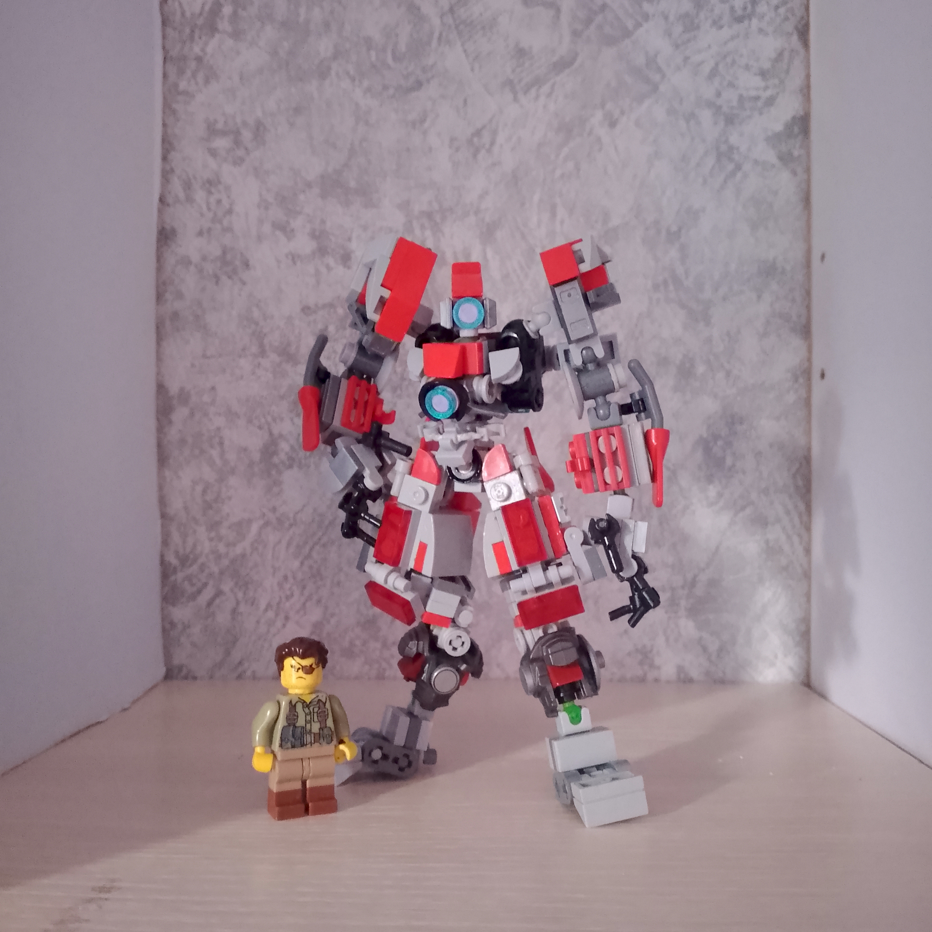 LEGO MOC - P.R.O.T.O.T.Y.P.01: Сравнение по размеру с Минифигуркой